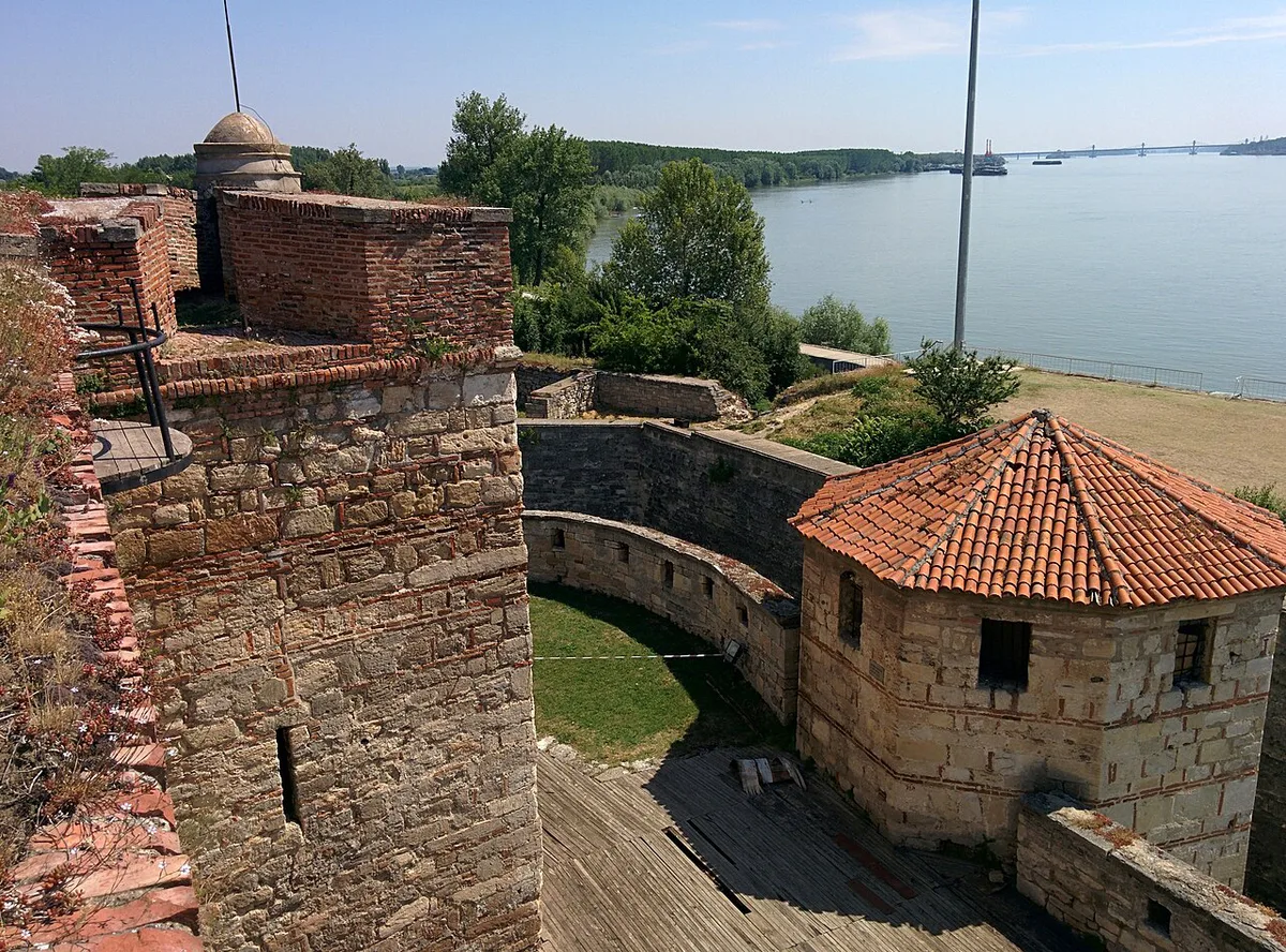 Stone towers and walls of Baba Vida Fortress on the Danube riverbank, Bulgaria — 2