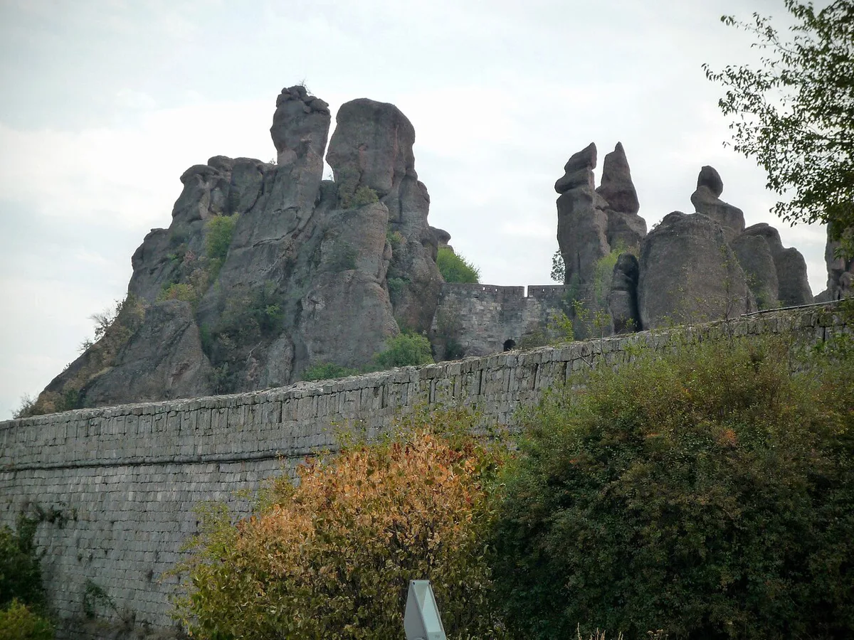 Red sandstone rock formations of Belogradchik Rocks beside the fortress walls, Bulgaria — 1