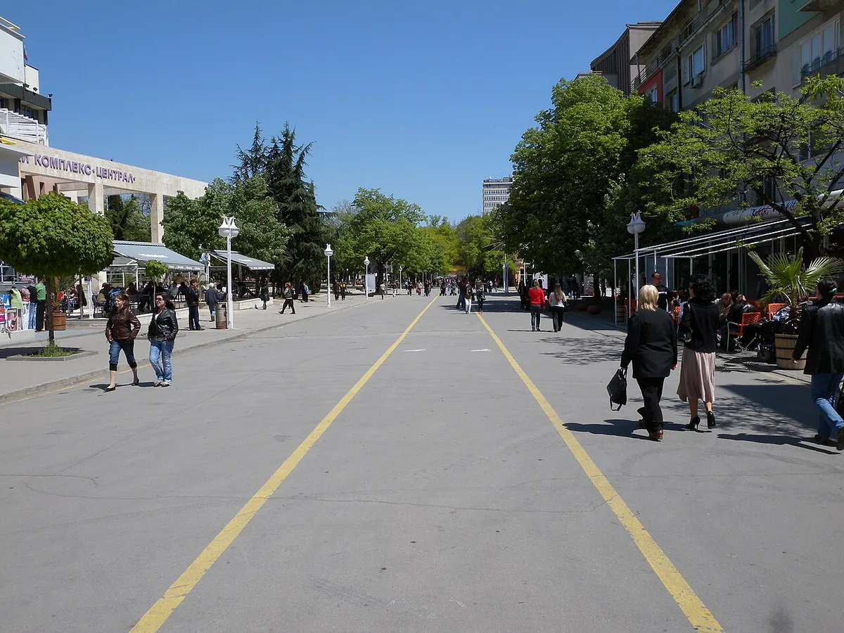 Restaurant terrace on the central boulevard of Stara Zagora, Bulgaria — 2