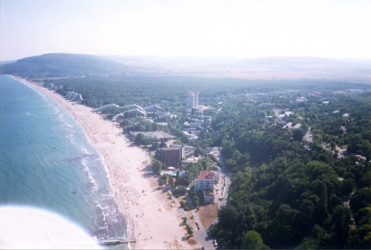 Wide sandy beach and calm sea at Albena, Bulgaria — 1
