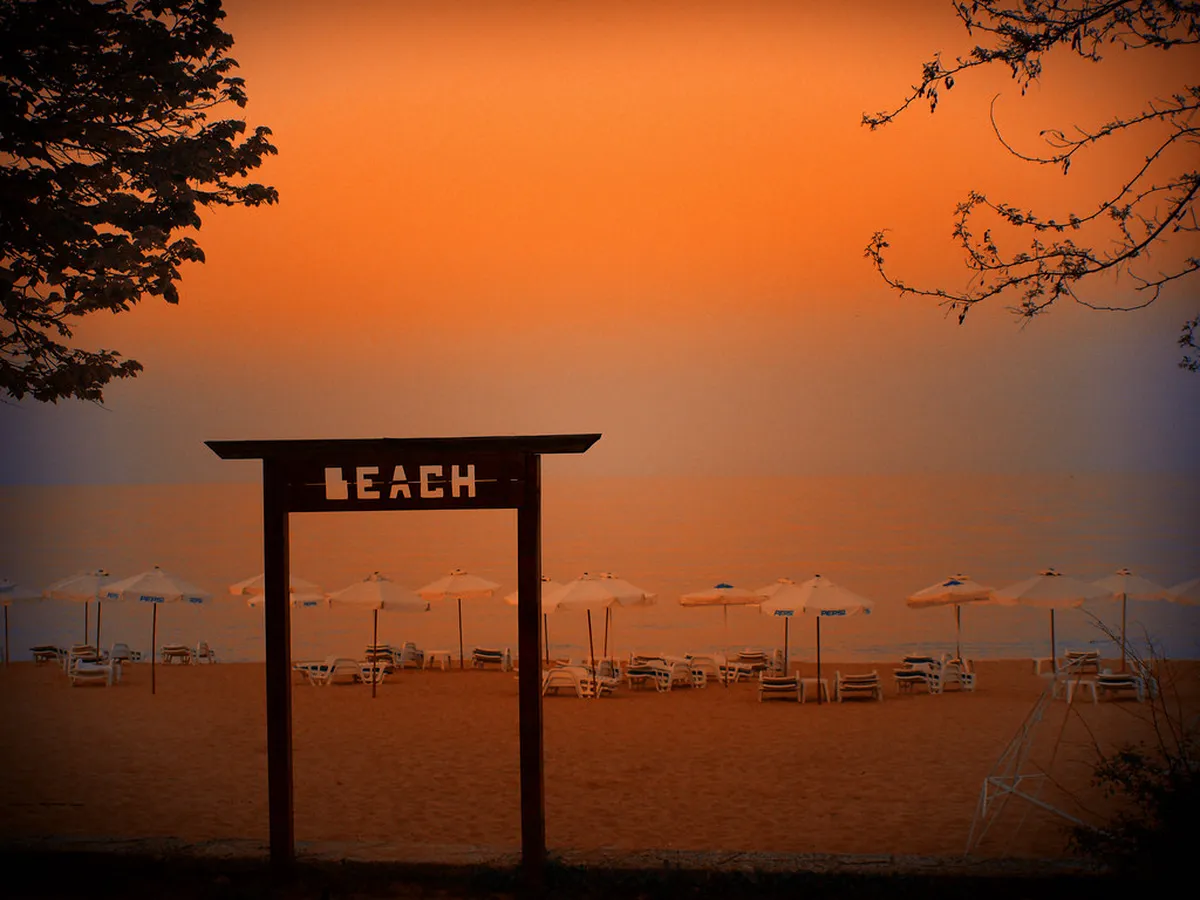 Essential Tips: Seasickness, Sun and the Red Flag System in Golden-Sands