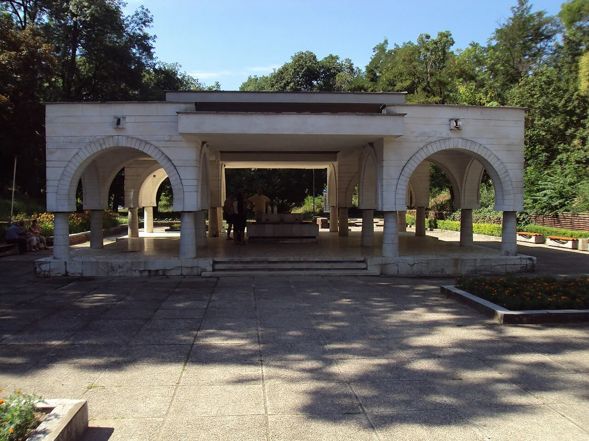 Public mineral water fountain in Hisar Park spa gardens, Hisarya, Bulgaria — 1