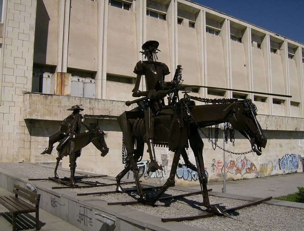 Cunning Gabrovonian folklore statue on the Yantra River promenade in Gabrovo, Bulgaria — 1