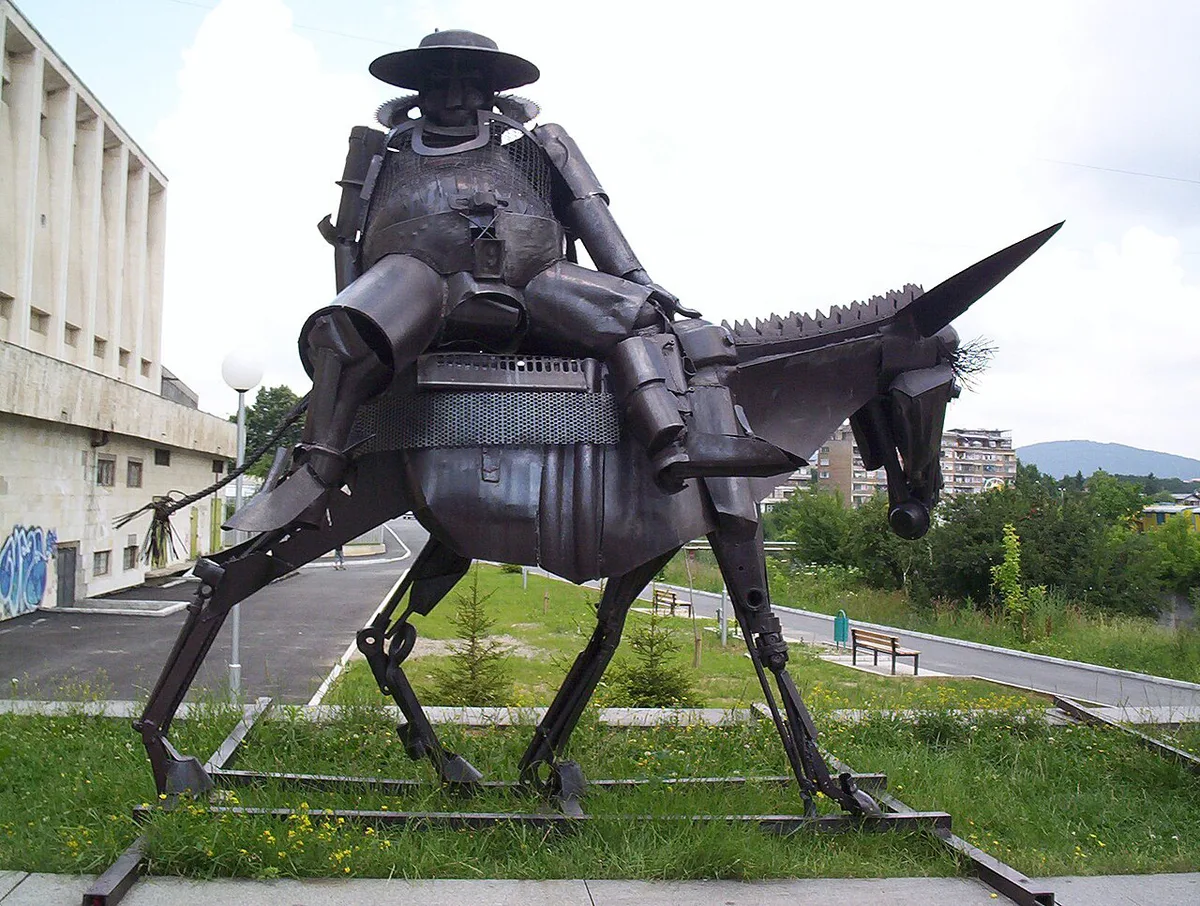 Cunning Gabrovonian folklore statue on the Yantra River promenade in Gabrovo, Bulgaria — 2