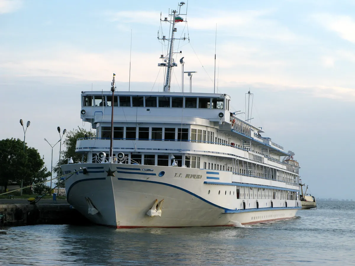 Nessebar harbour boats — nessebar to sunny beach