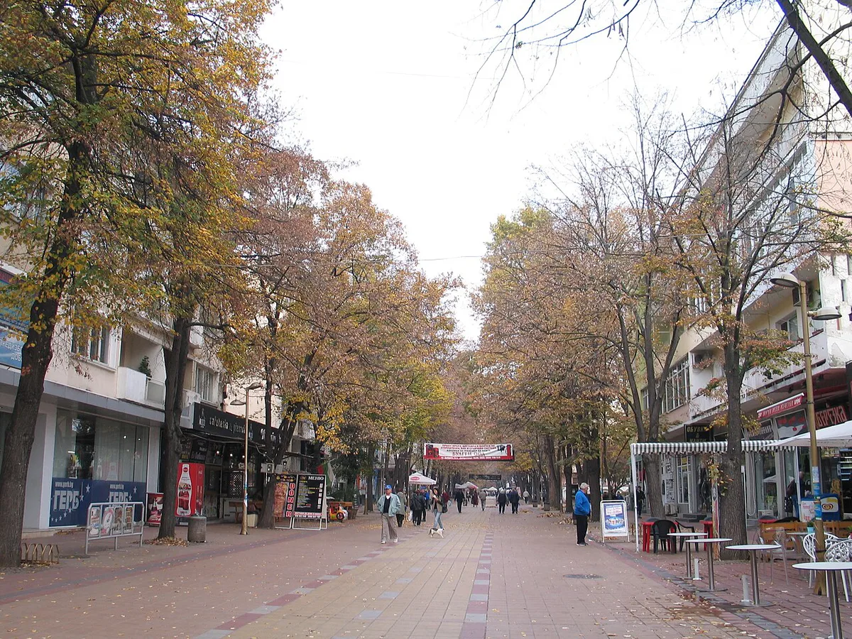 Central fountains and park in downtown Dobrich, Bulgaria — 1