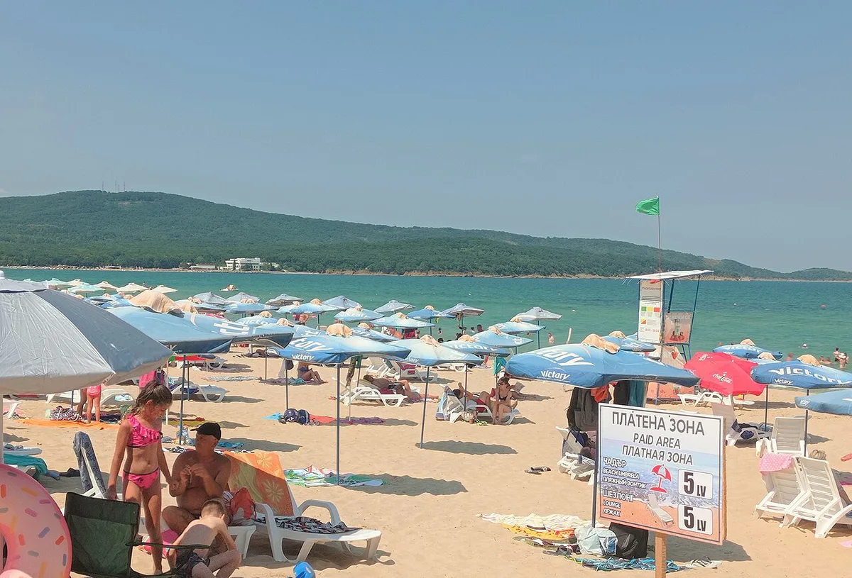 Sunbeds and clear water at a Primorsko beach, Bulgaria — 1