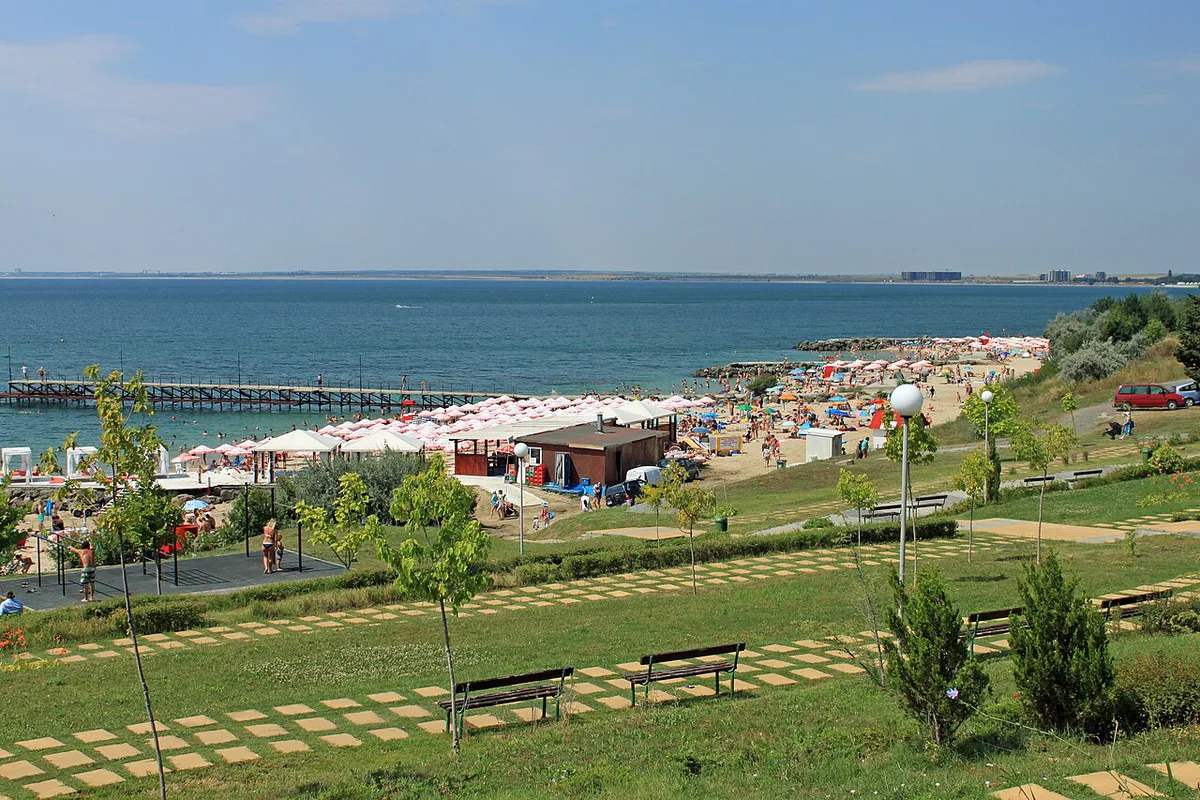 Sandy beach and seafront promenade in Ravda on the Bulgarian Black Sea coast, Bulgaria — 1