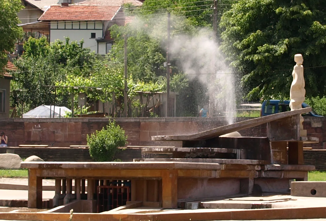 Sapareva Banya mineral water geyser fountain in the town center, Bulgaria — 1
