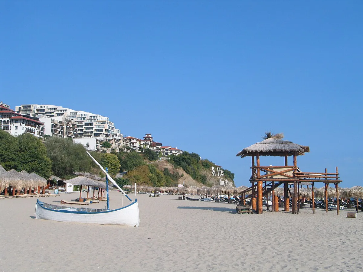 Sandy beach and promenade in Sveti Vlas, Bulgaria — 2