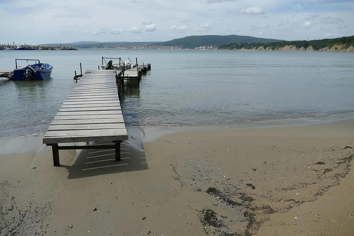Sandy beach and white cliffs along the coast at Byala, Bulgaria — 1