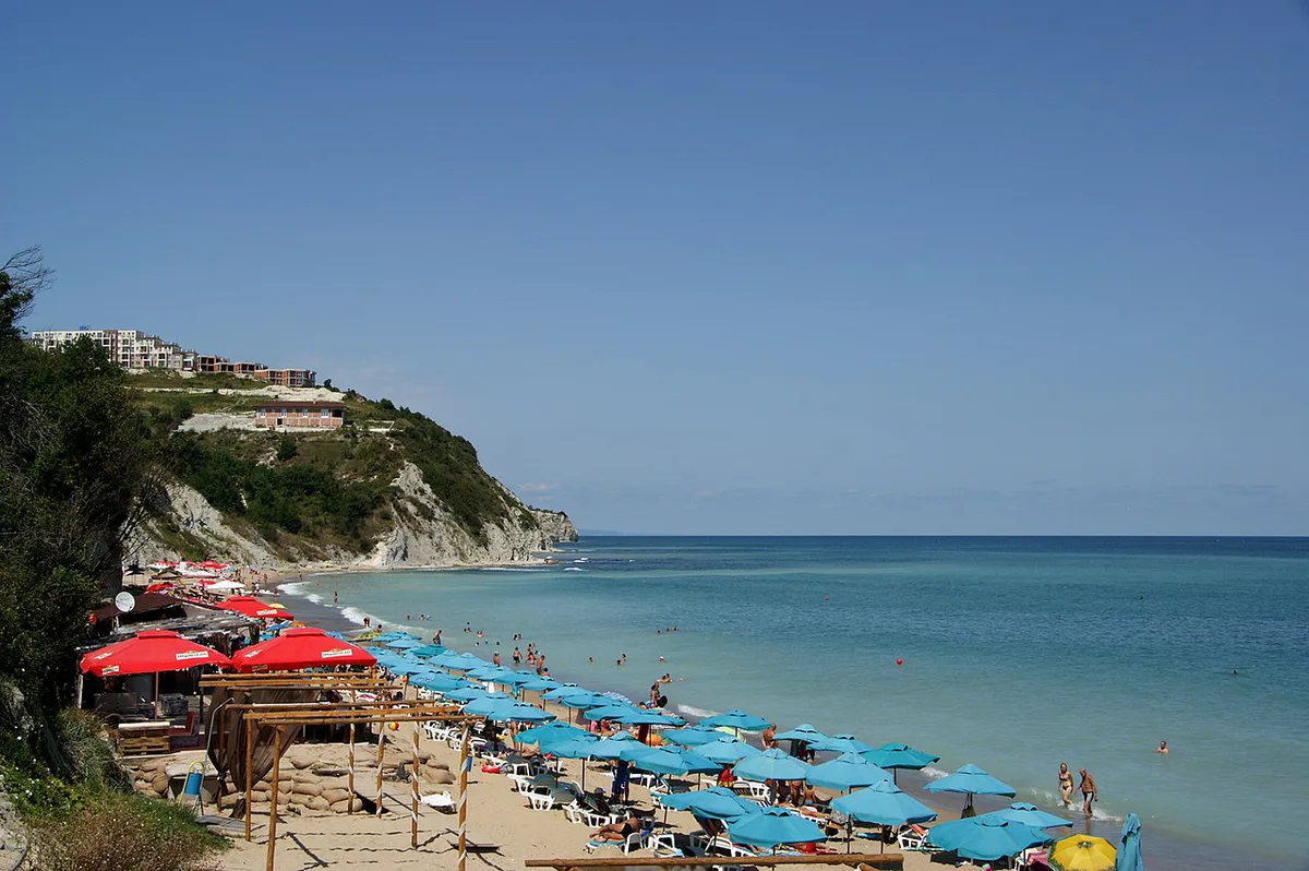 Sandy beach and white cliffs along the coast at Byala, Bulgaria — 2