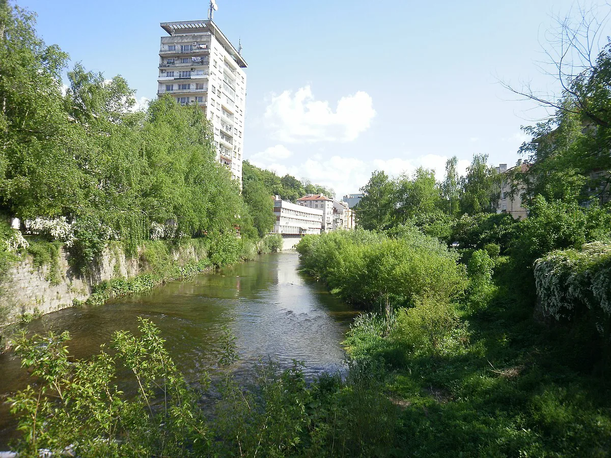 House of Humour and Satire museum and Yantra River embankment in Gabrovo, Bulgaria — 1