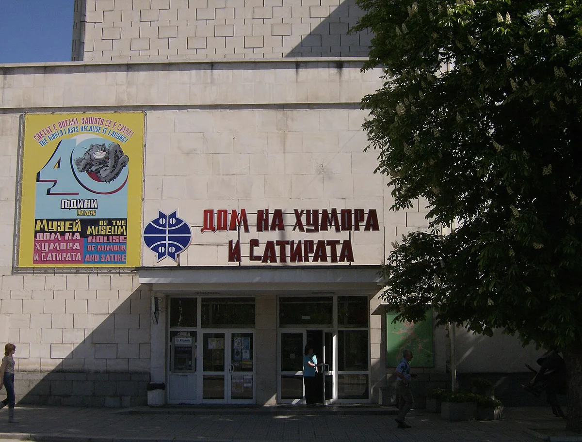 House of Humour and Satire museum and Yantra River embankment in Gabrovo, Bulgaria — 2