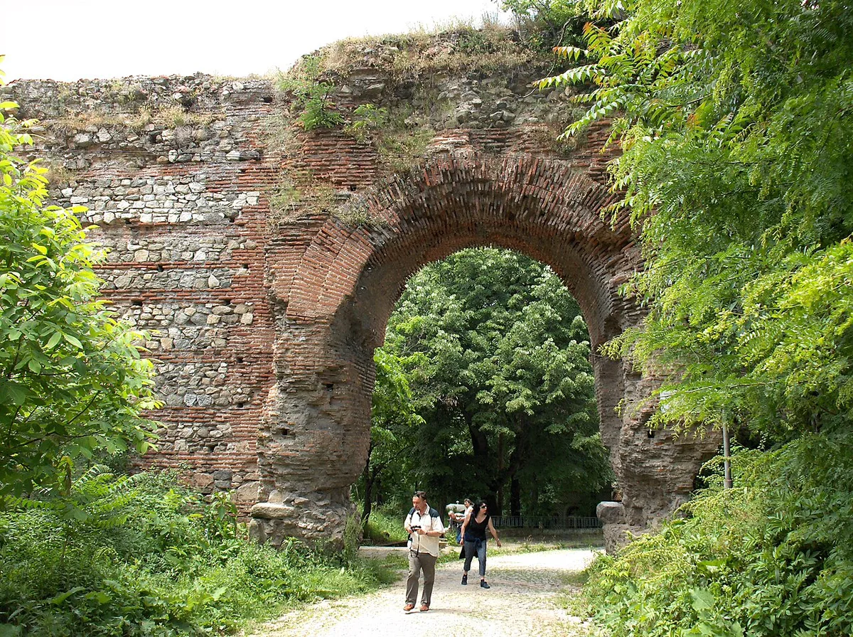 Roman walls and mineral springs in Hisarya Bulgaria — 1