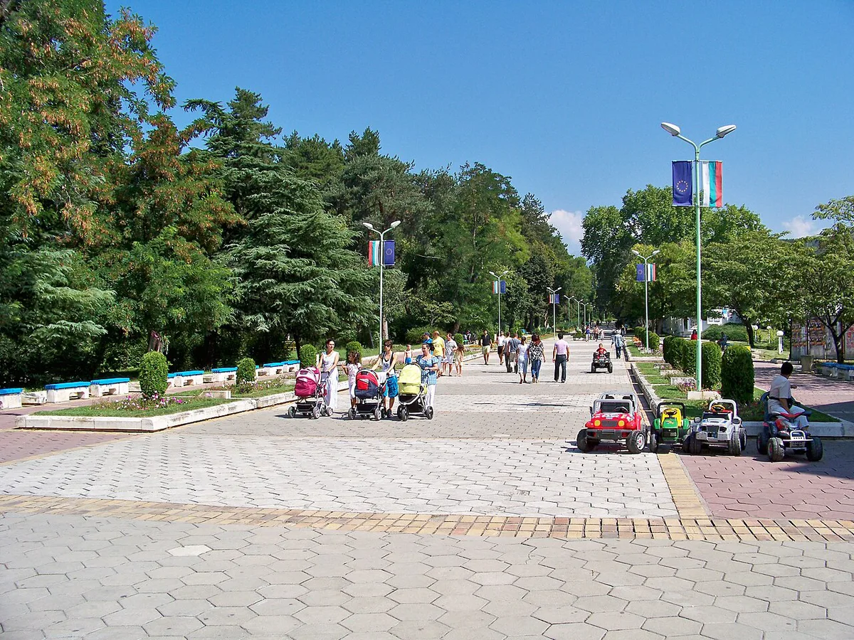 Central Town Park with mineral water fountain in Sandanski, Bulgaria — 1