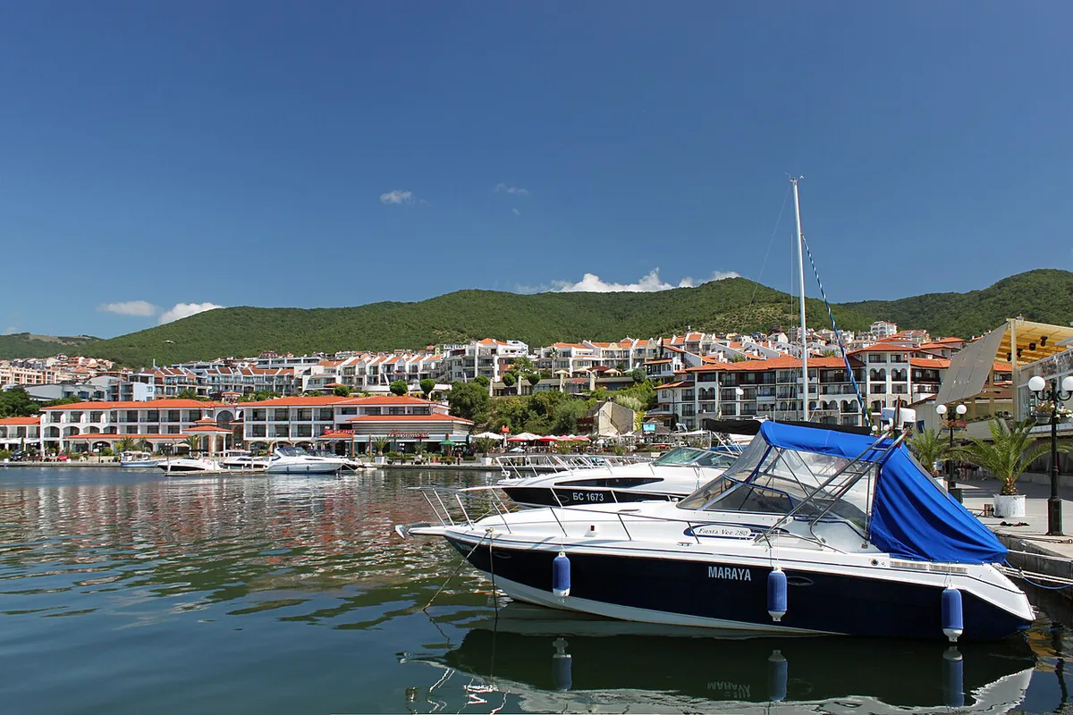 Marina and seafront promenade in Sveti Vlas, Bulgaria — 2