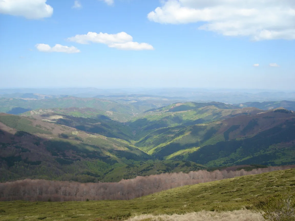 Winding mountain road climbing toward Beklemeto pass in the Stara Planina, Bulgaria — 1