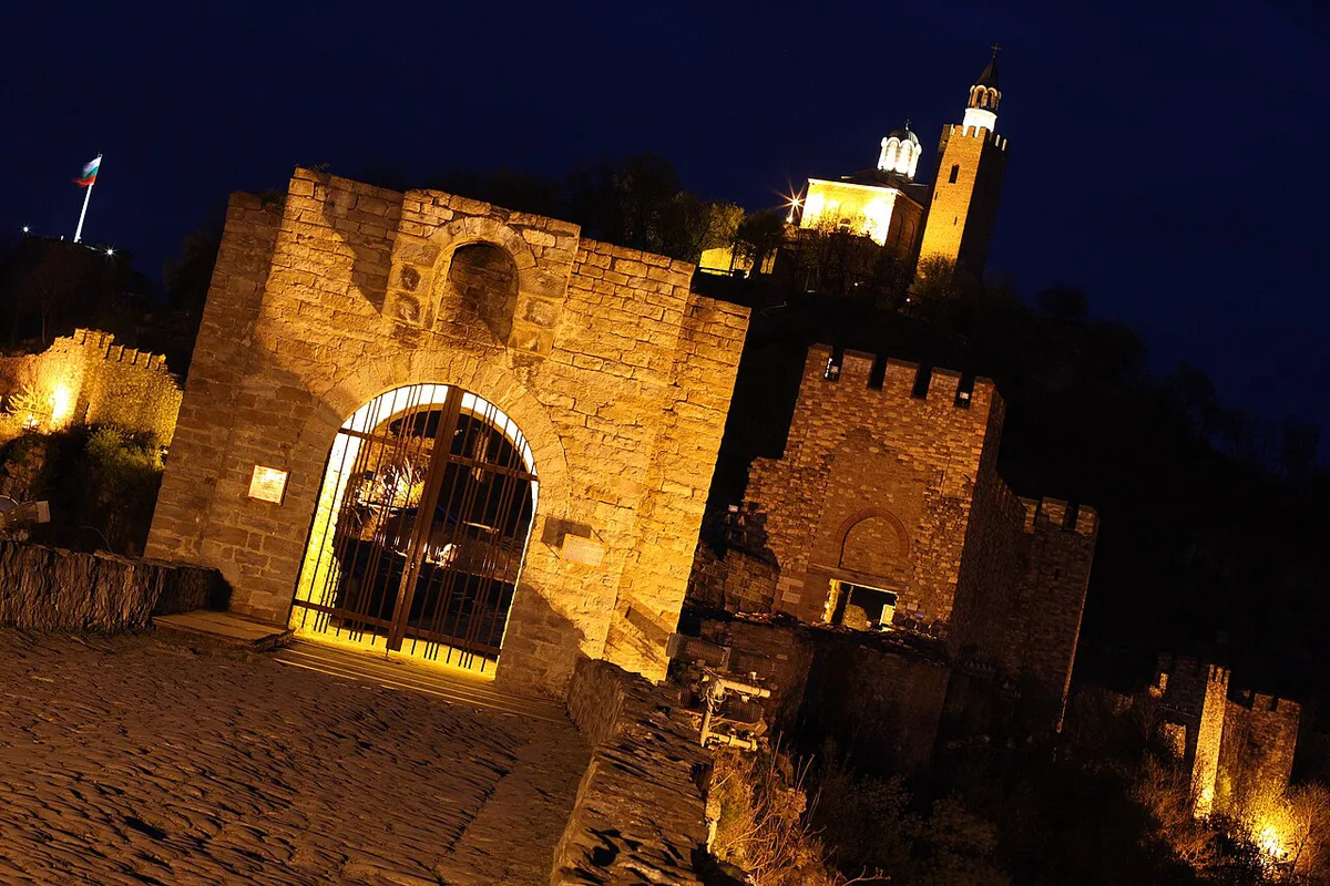 Tsarevets Fortress illuminated at night in Veliko Tarnovo — 1