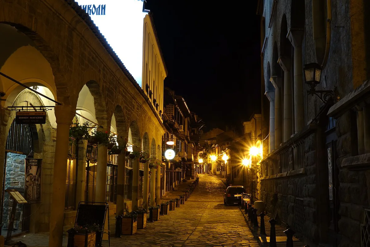 Tsarevets Fortress illuminated at night in Veliko Tarnovo — 2