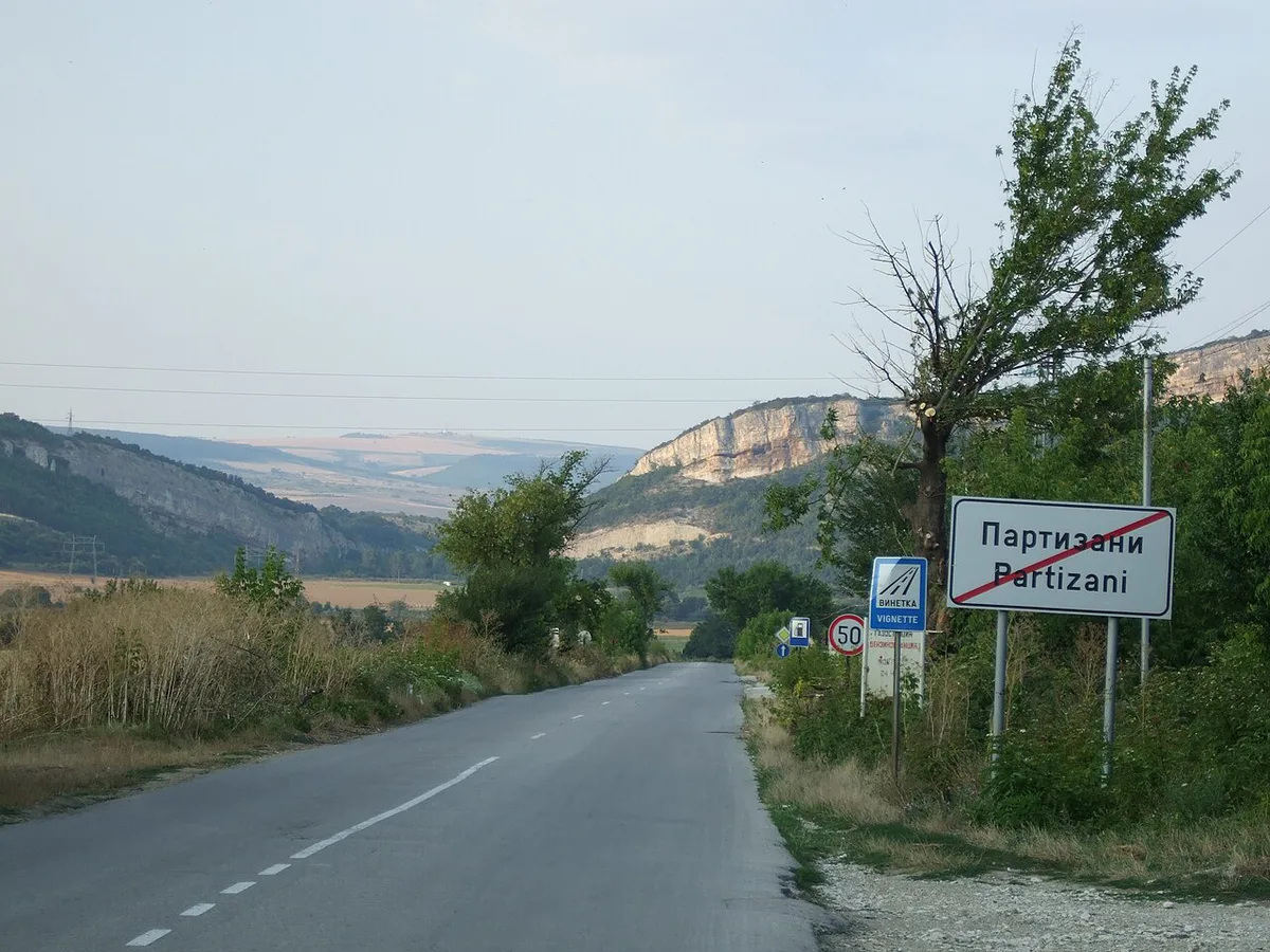 Dscf10472 traffic sign village Partizani and landscape — 2