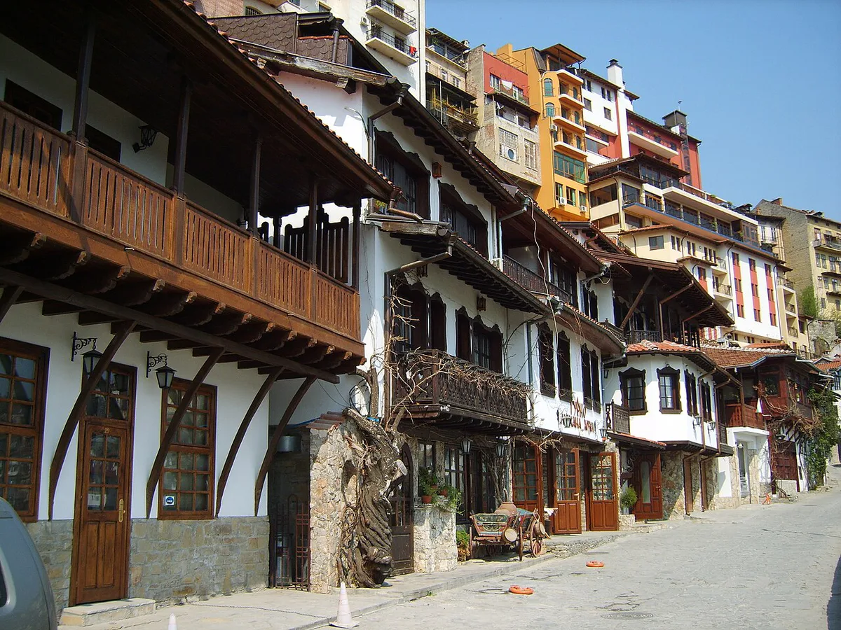 Steep historic streets in Veliko Tarnovo, Bulgaria — 1