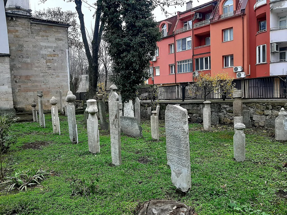Osman Pazvantoglu camii mezarlik — 2
